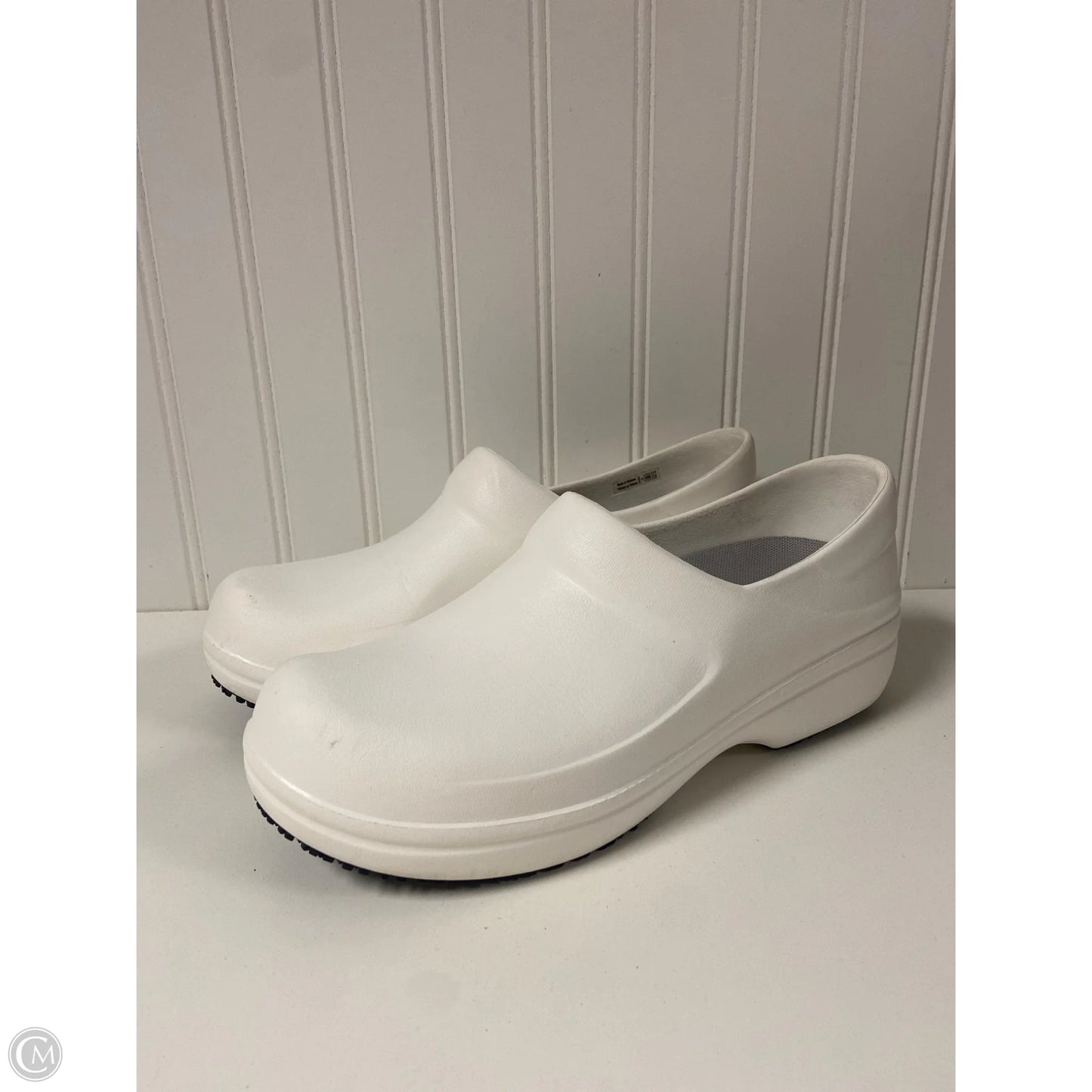 Shoes Flats By Crocs In White, Size: 9