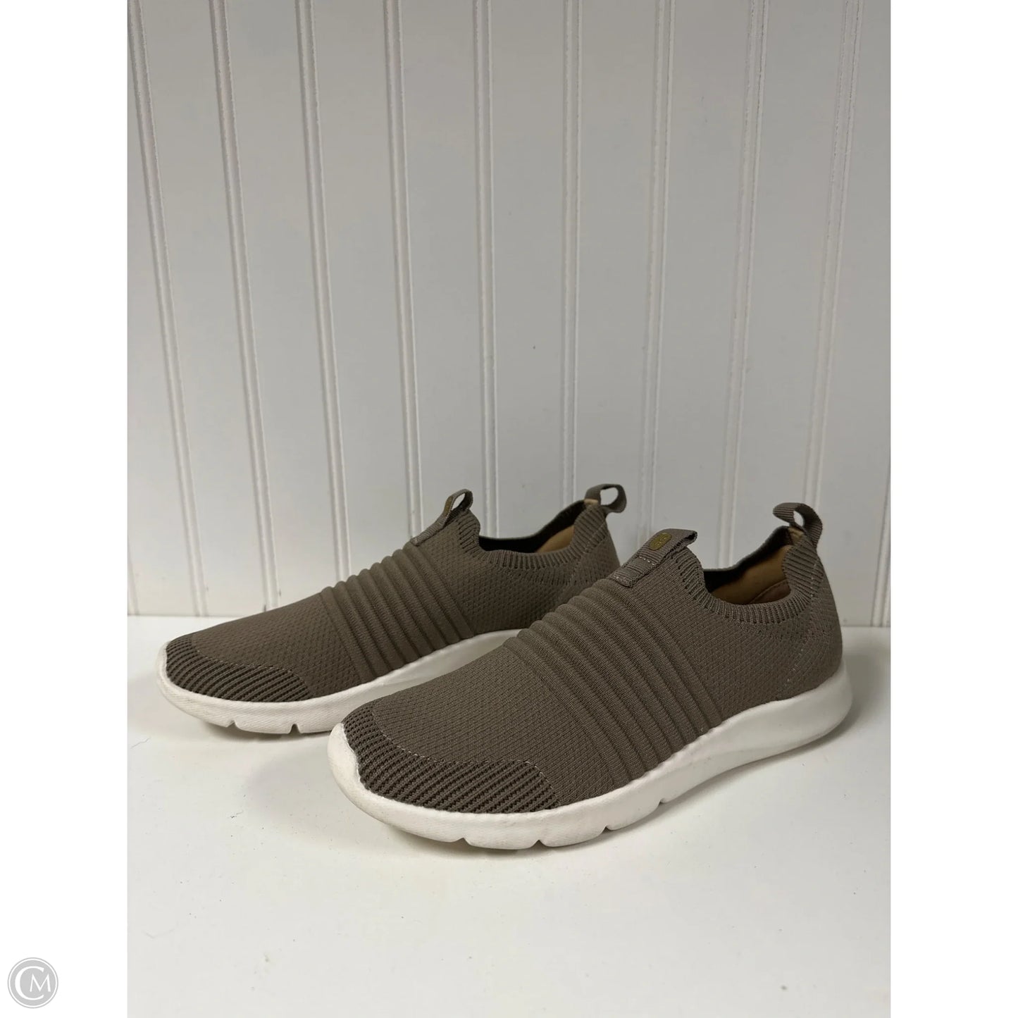 Shoes Sneakers By Clothes Mentor In Taupe, Size: 7.5