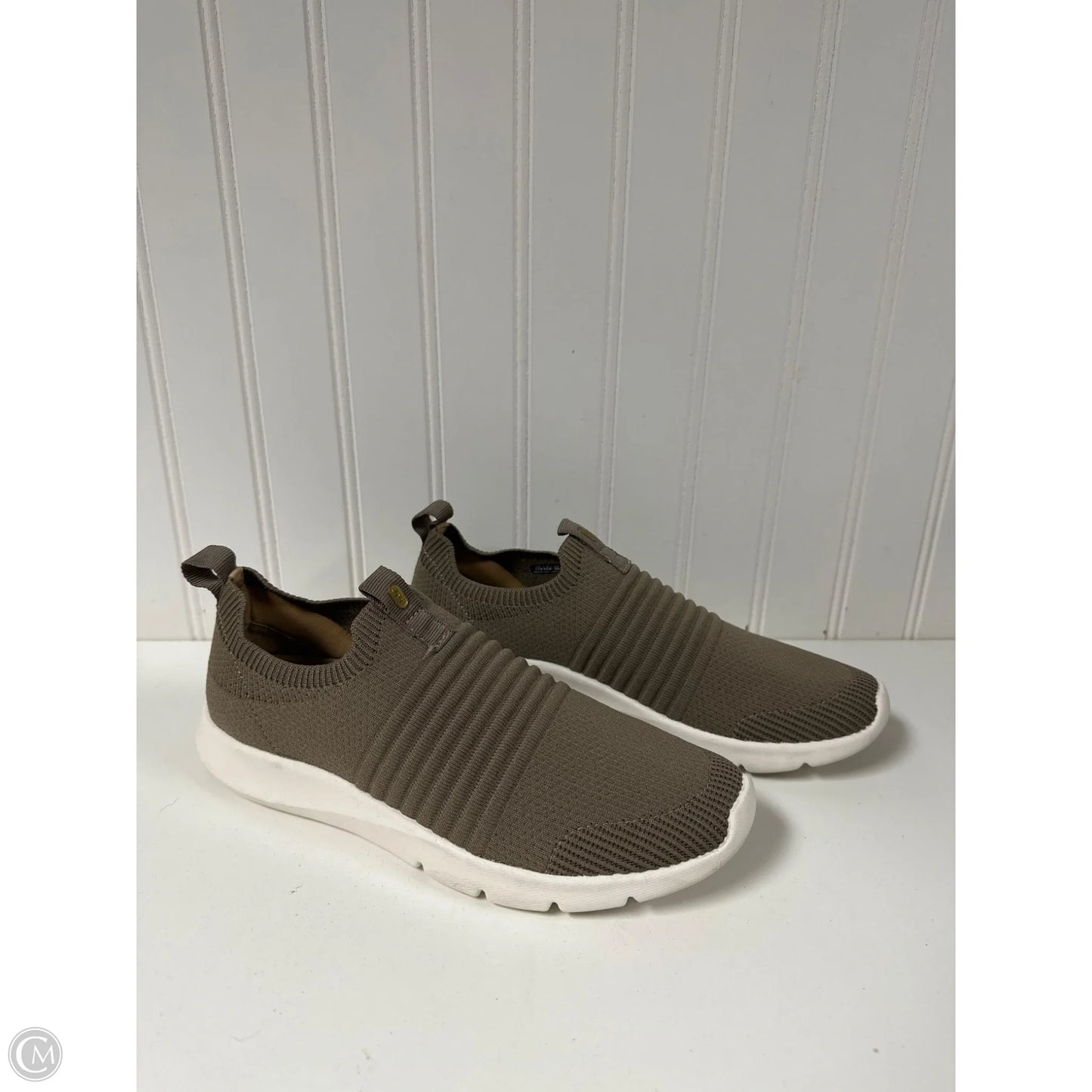 Shoes Sneakers By Clothes Mentor In Taupe, Size: 7.5