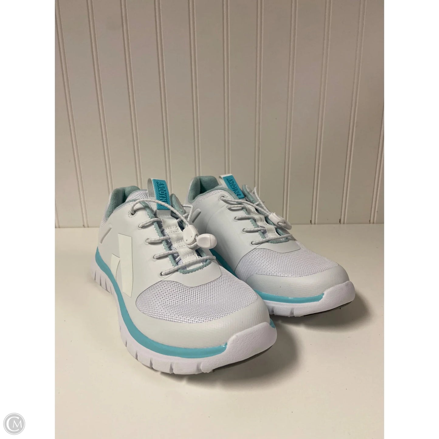 Shoes Sneakers By Cmb In White, Size: 8.5