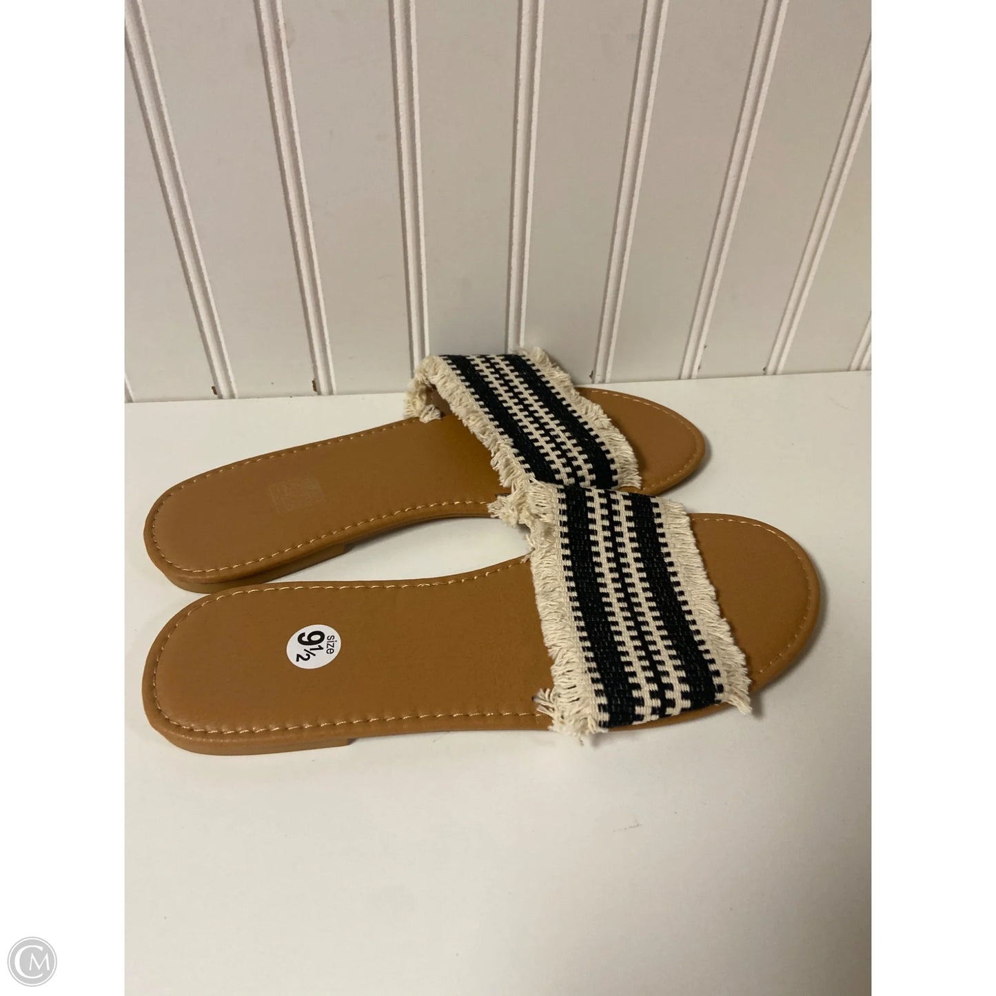 Sandals Flats By Clothes Mentor In Black & Cream, Size: 9.5
