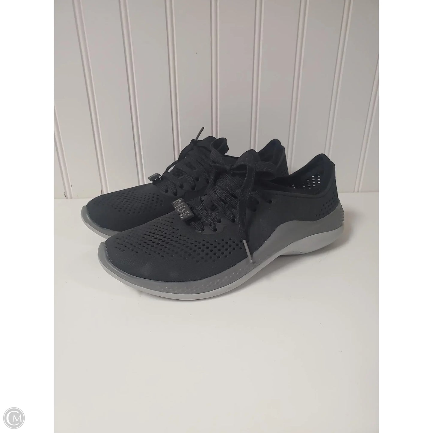 Shoes Sneakers By Crocs In Black, Size: 6