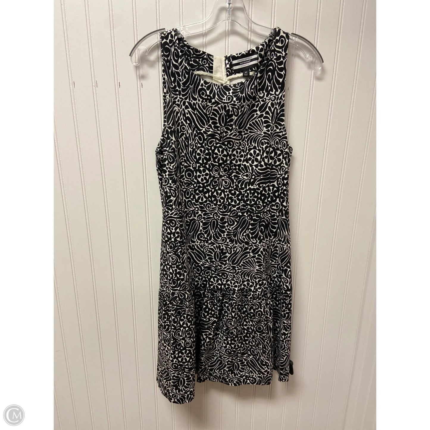 Dress Casual Short By Banana Republic In Black & White, Size: M