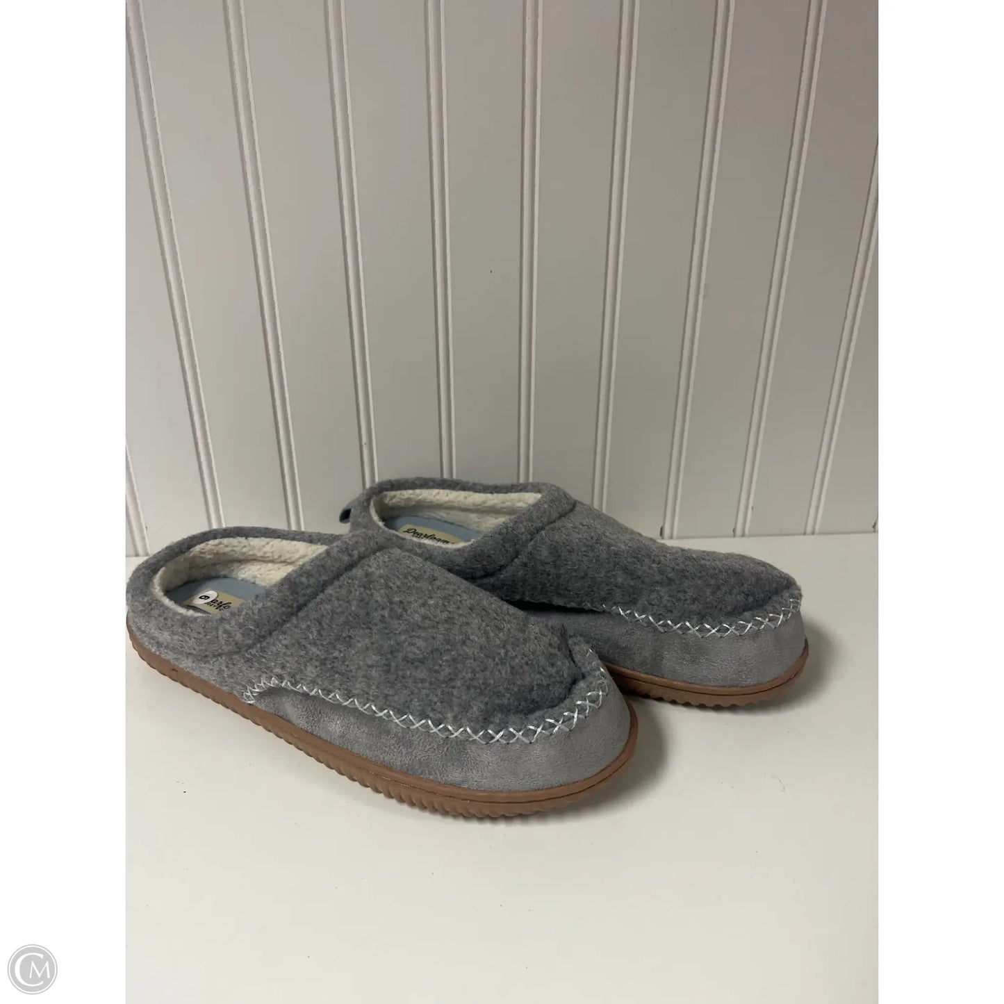 Slippers By Clothes Mentor In Grey, Size: 9
