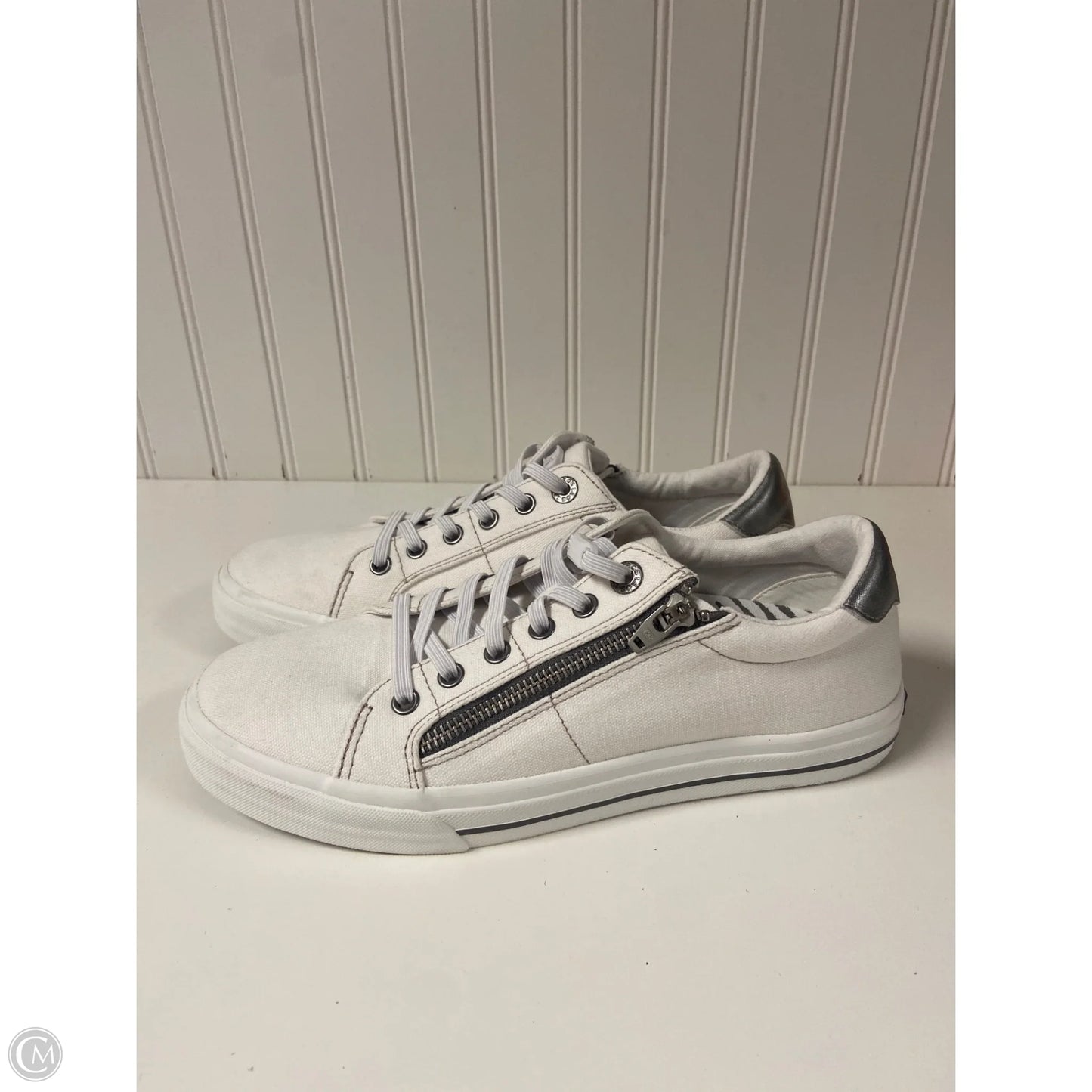 Shoes Sneakers By Taos In White, Size: 9.5