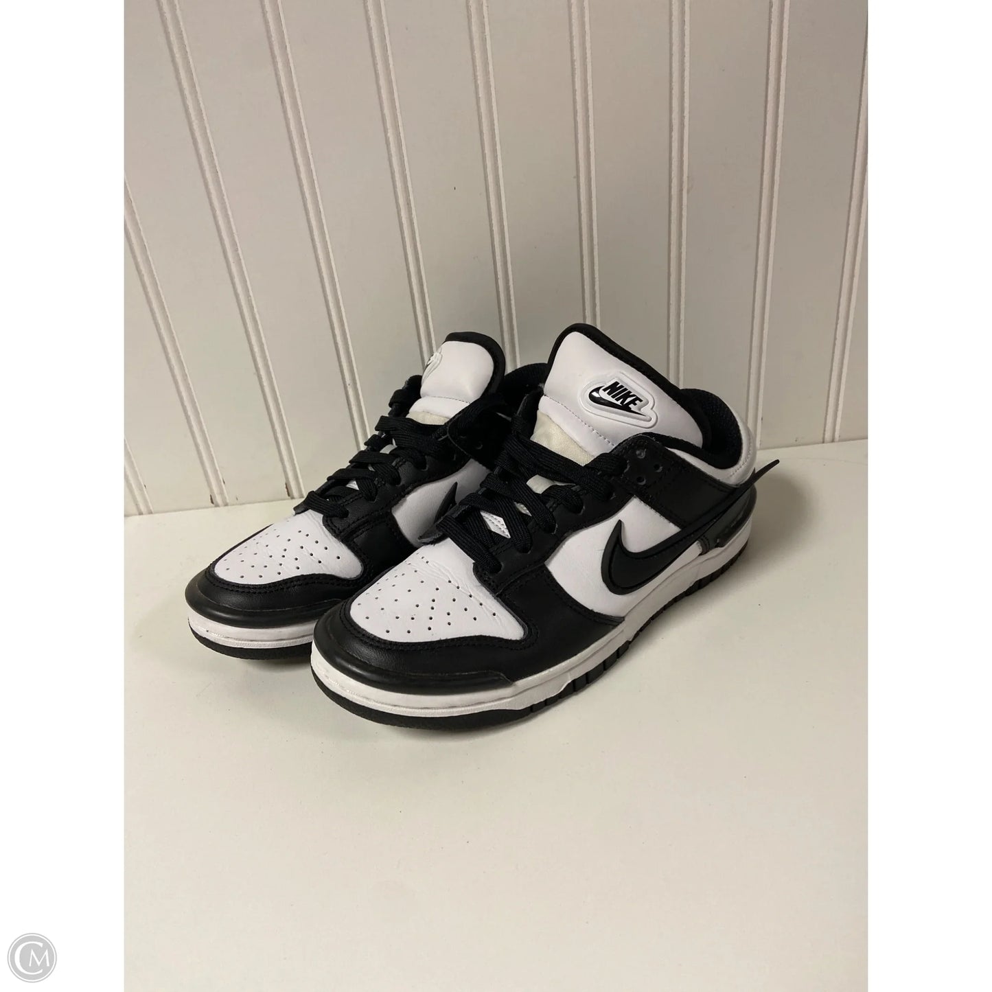 Shoes Sneakers By Nike In Black & White, Size: 5.5