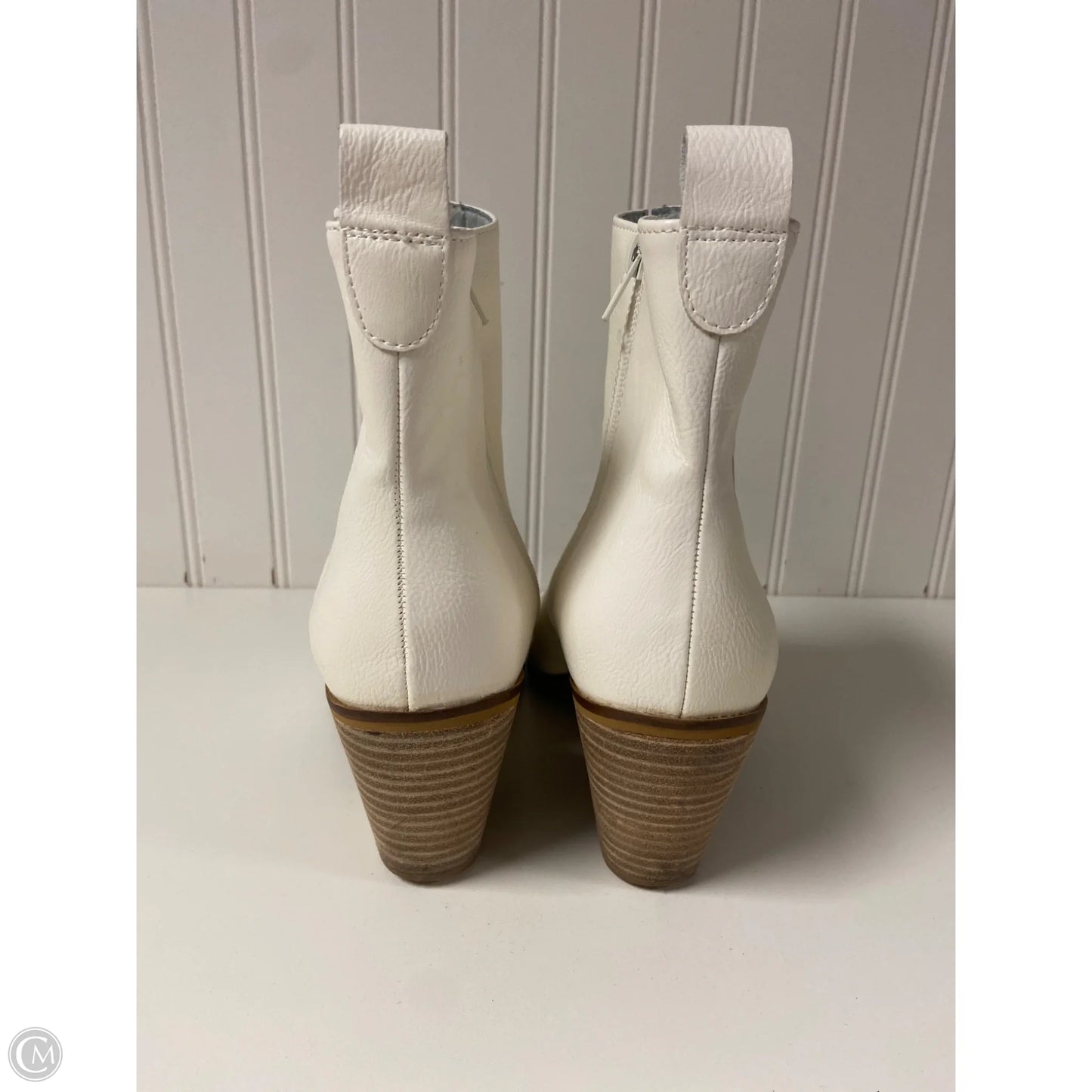 Boots Ankle Flats By Clothes Mentor In White, Size: 9.5