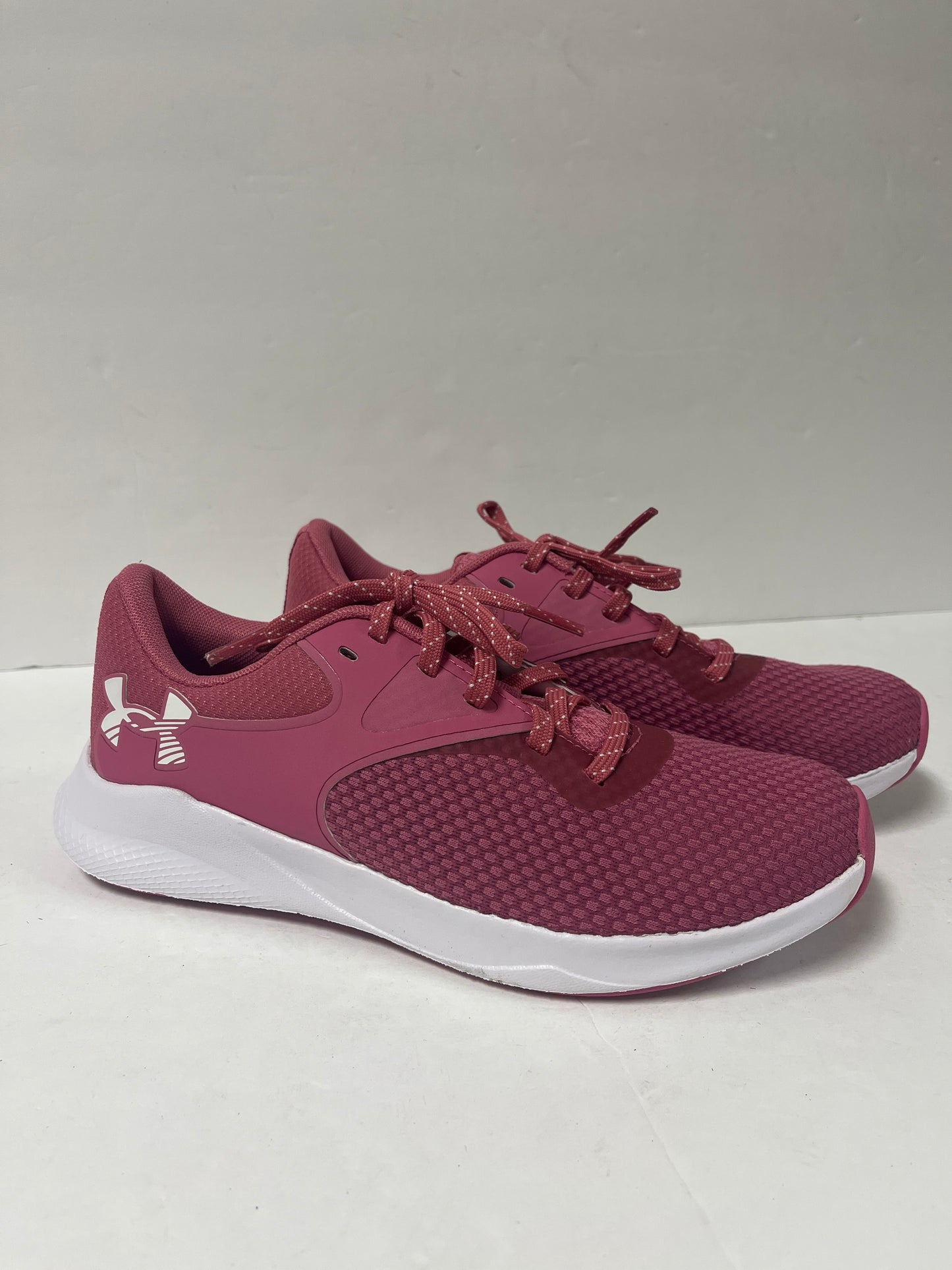 Shoes Athletic By Under Armour Size: 7.5