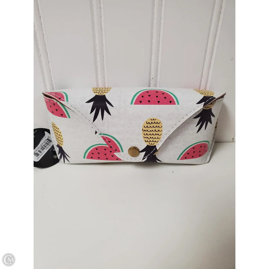 Sunglass Case By Lulu, Size: Medium