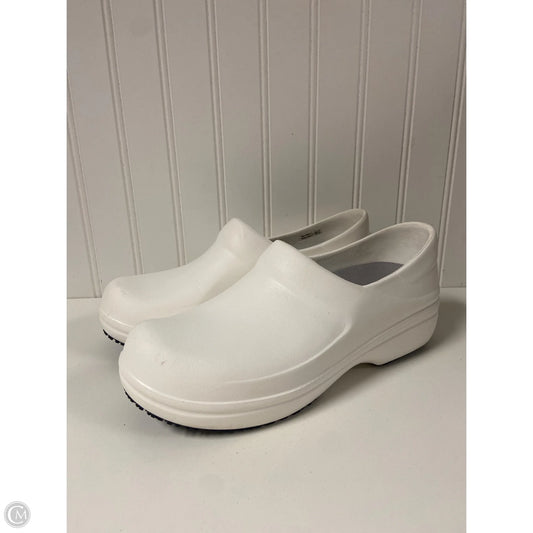 Shoes Flats By Crocs In White, Size: 9