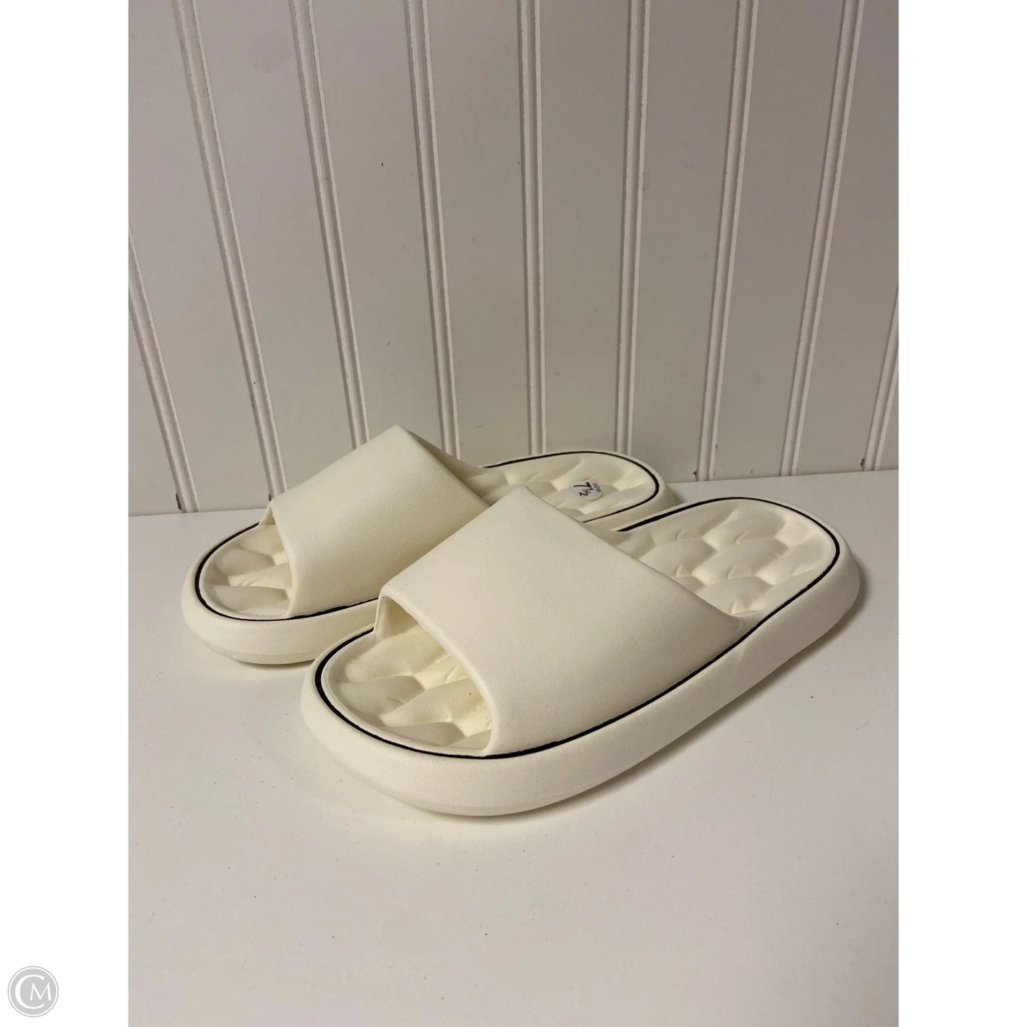 Sandals Flats By Clothes Mentor In Cream, Size: 7.5