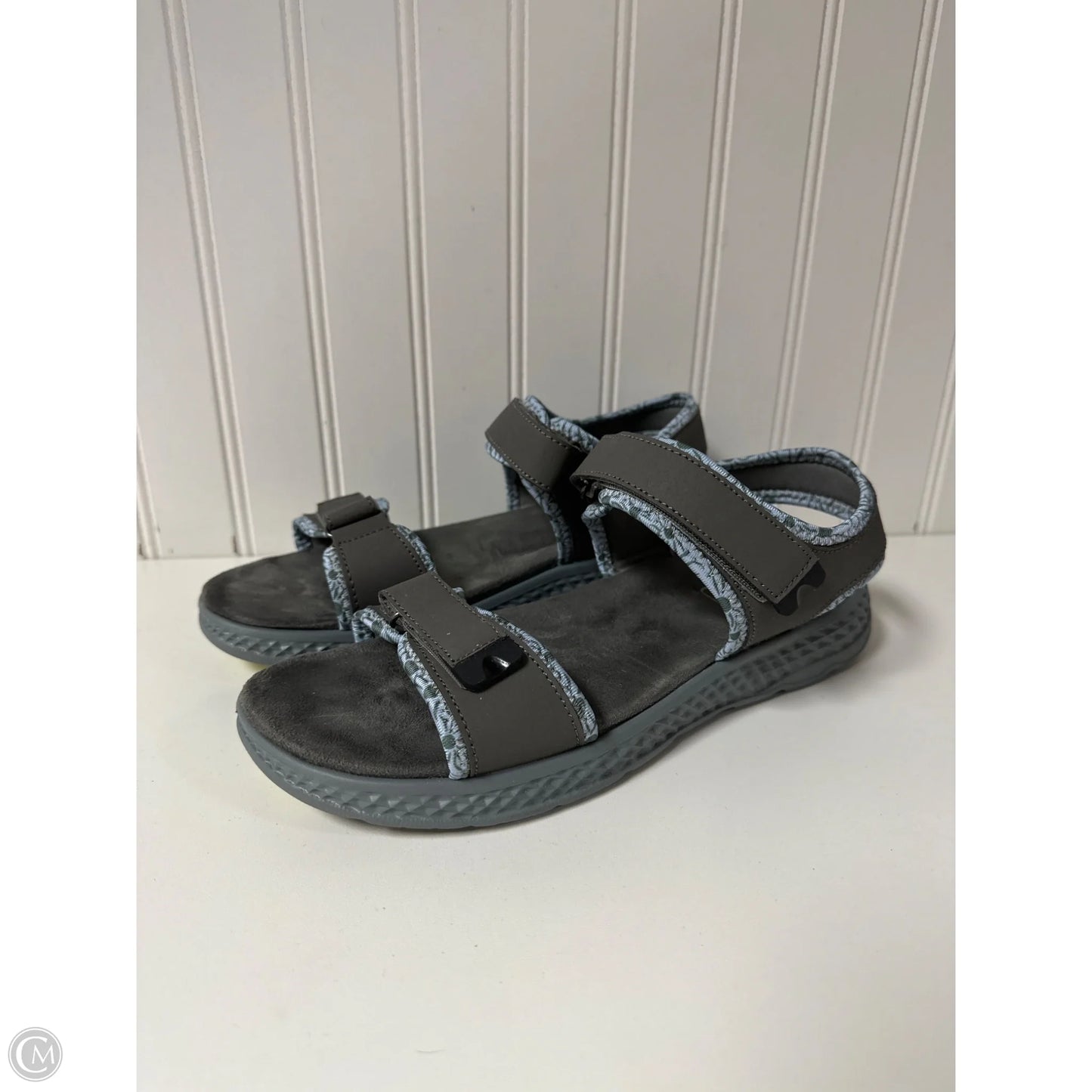Sandals Flats By Clothes Mentor In Grey, Size: 8.5