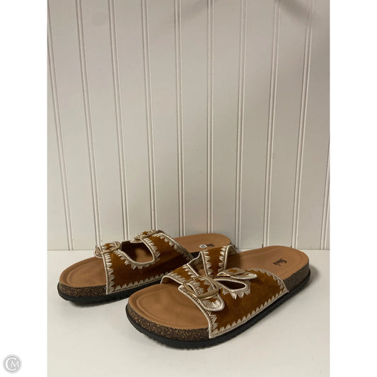 Sandals Flats By Clothes Mentor In Brown & Cream, Size: 10