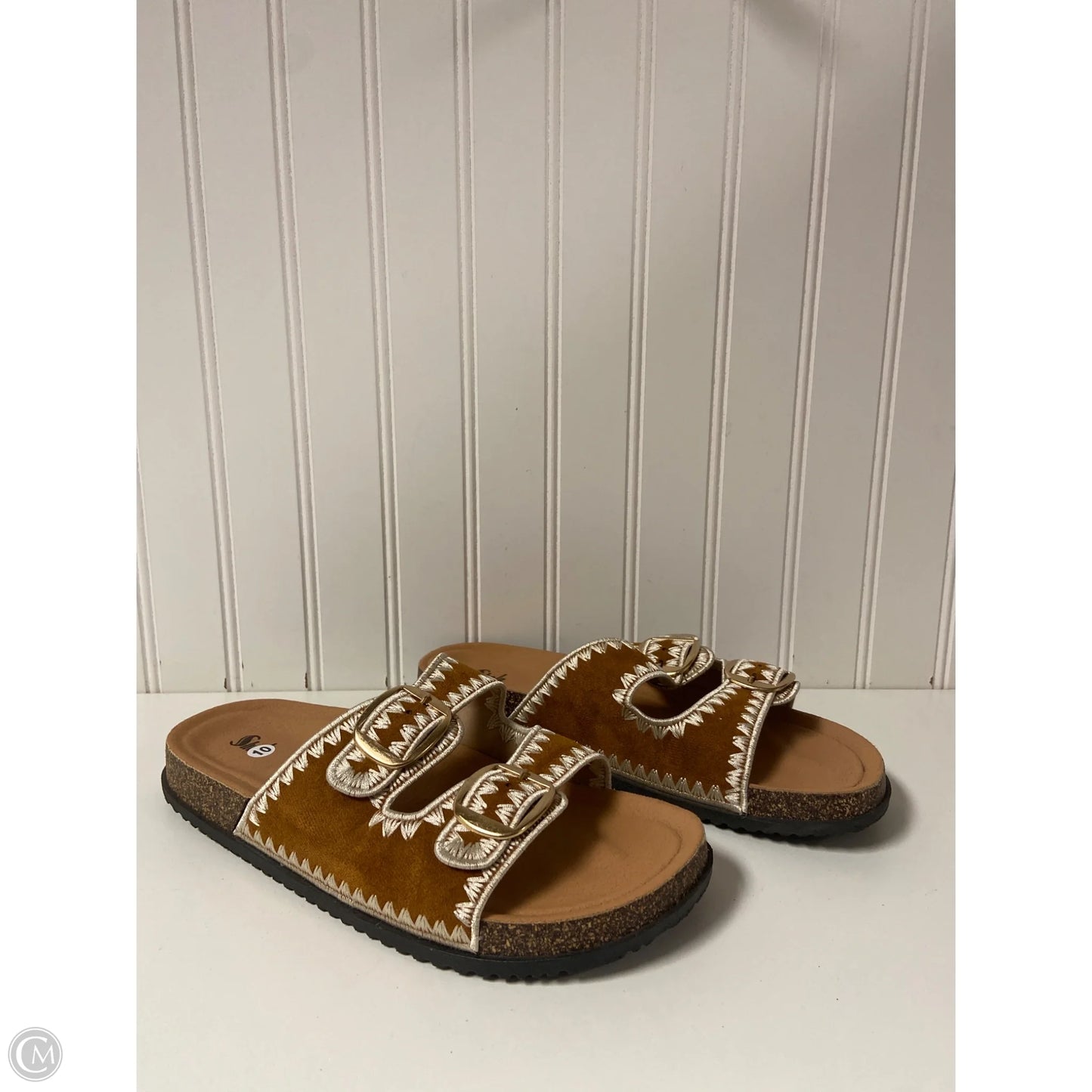 Sandals Flats By Clothes Mentor In Brown & Cream, Size: 10