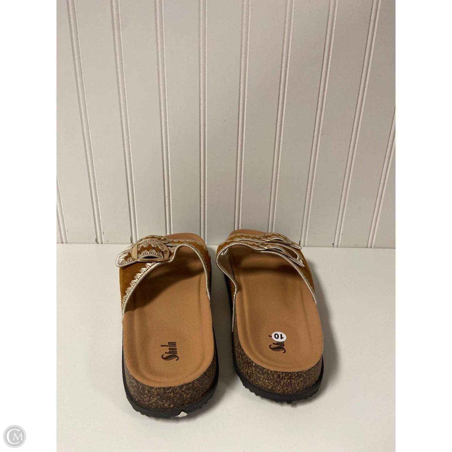 Sandals Flats By Clothes Mentor In Brown & Cream, Size: 10