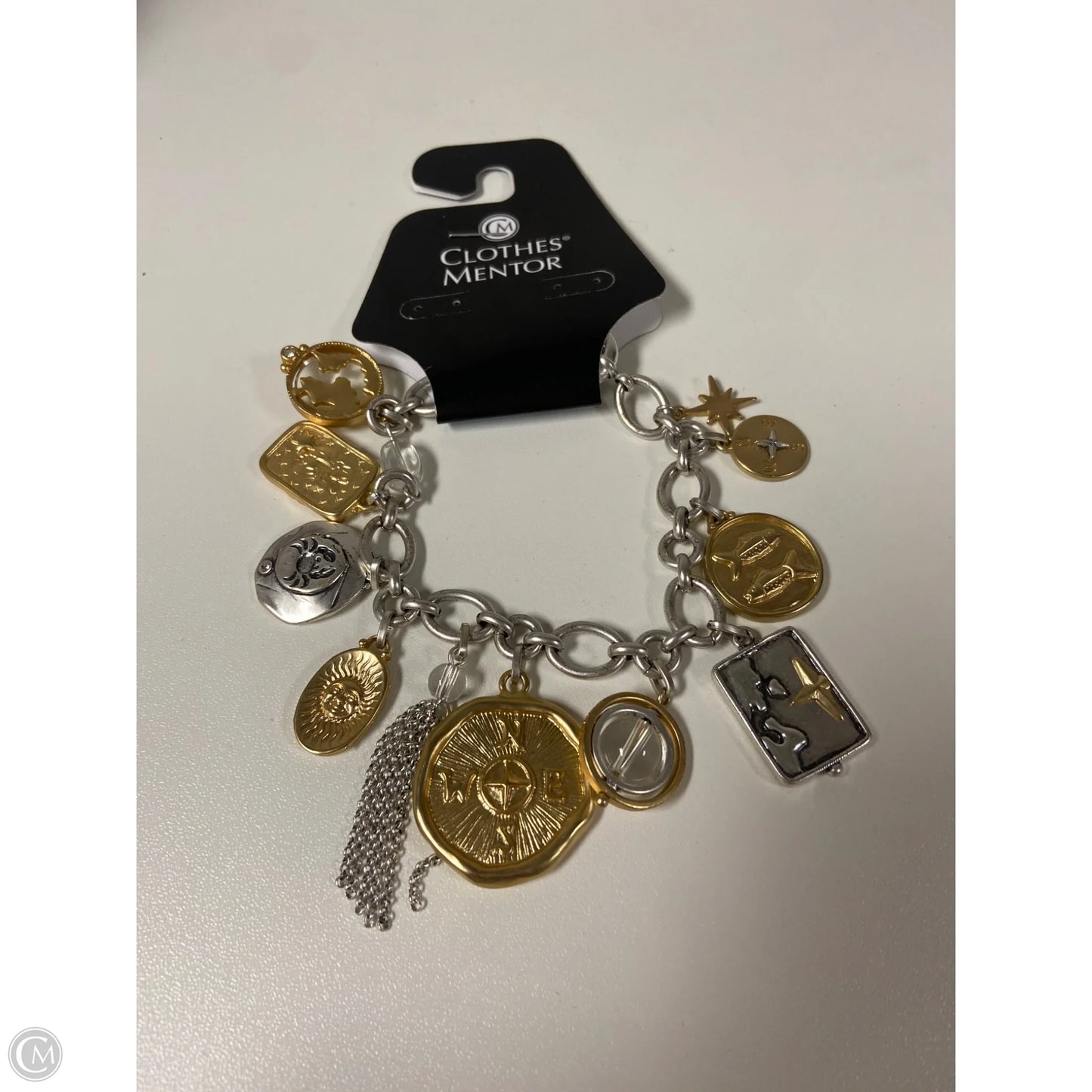 Bracelet Charm By Clothes Mentor, Size: 1
