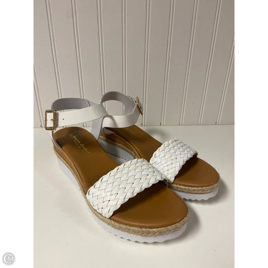 Sandals Flats By Clothes Mentor In White, Size: 10.5