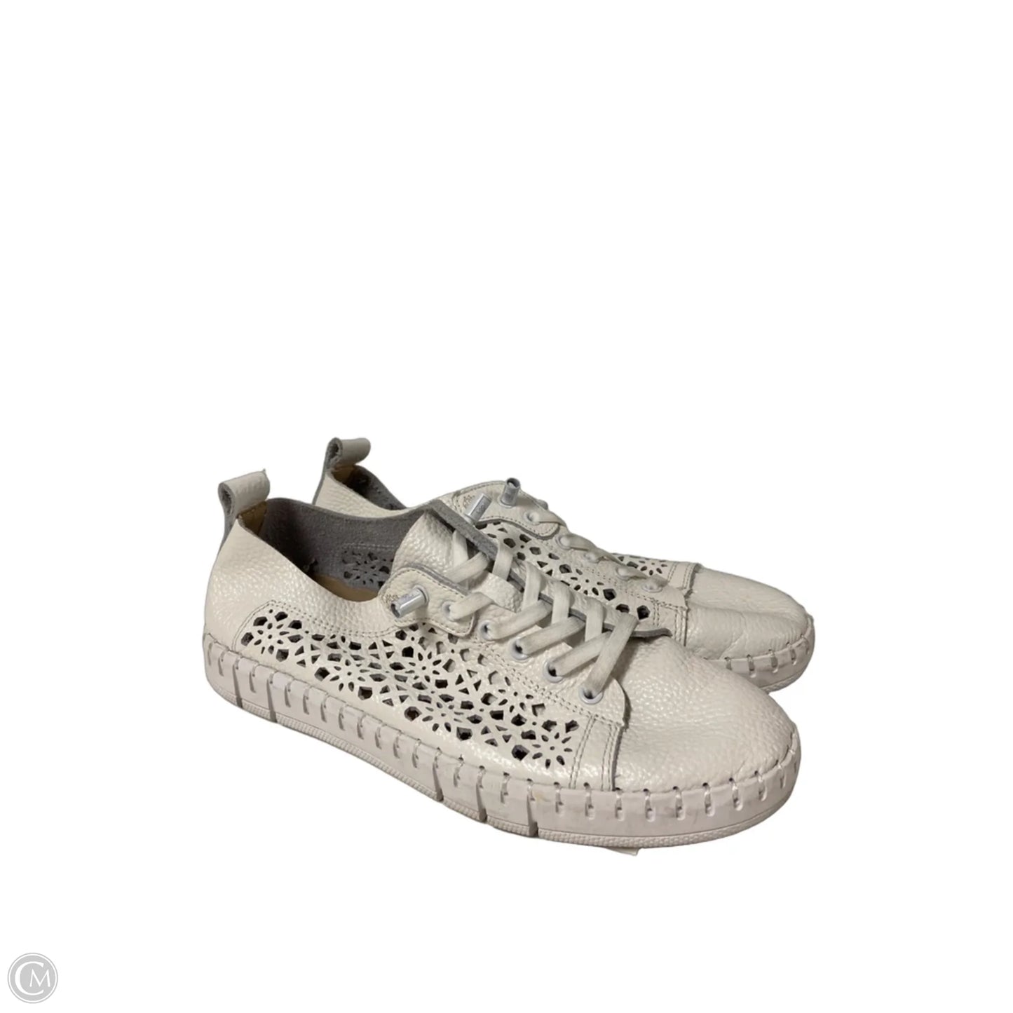 Shoes Sneakers By Clothes Mentor In White, Size: 7.5