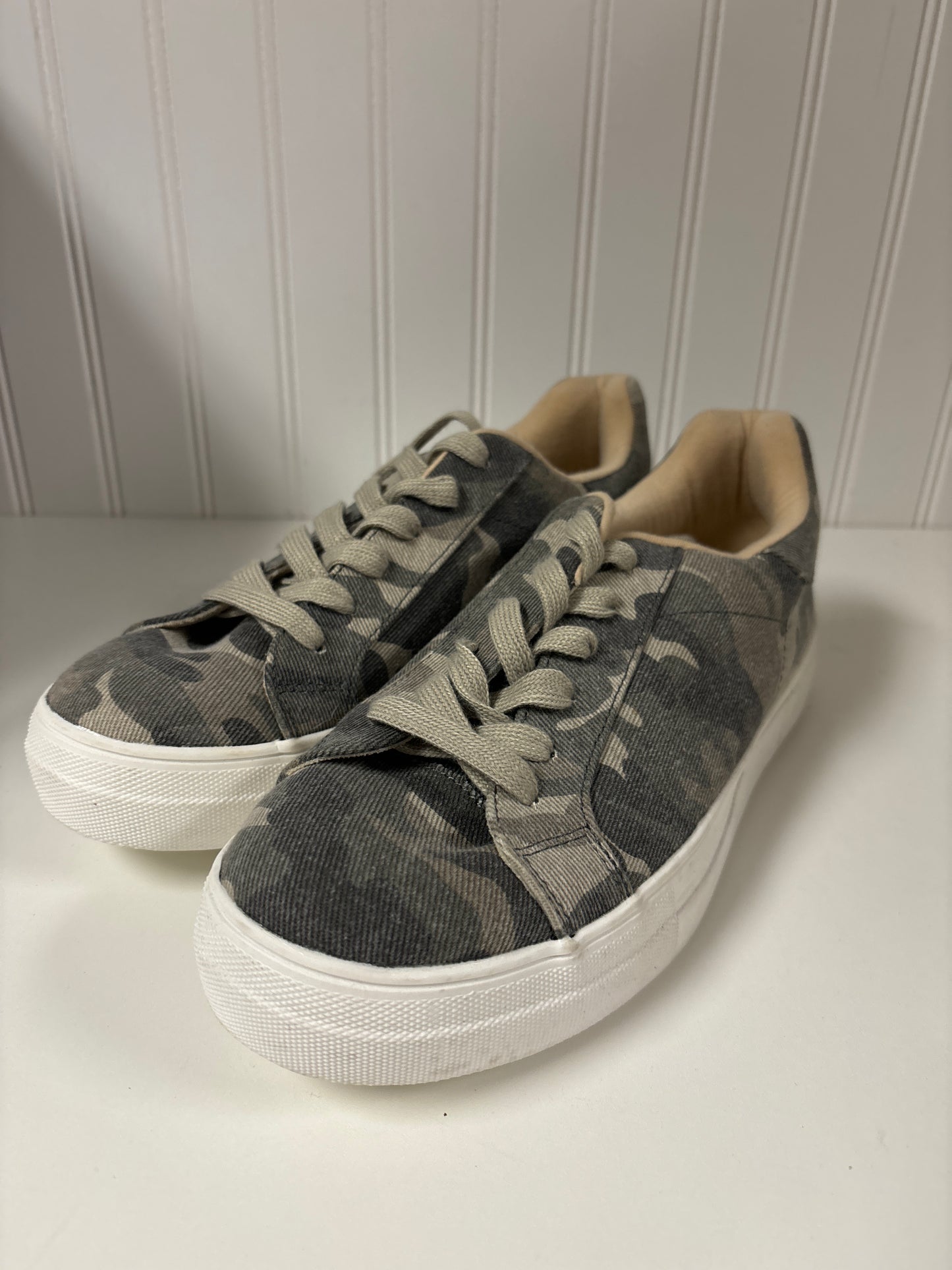 Camouflage Print Shoes Sneakers Soda, Size 10