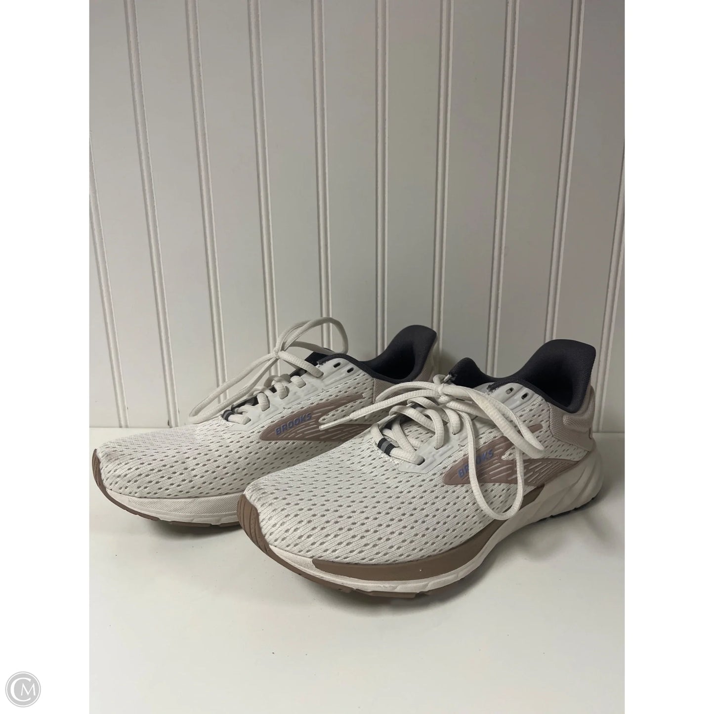 Shoes Sneakers By Brooks In White, Size: 9.5