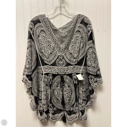 Swimwear Cover-up By Clothes Mentor In Black & White, Size: M
