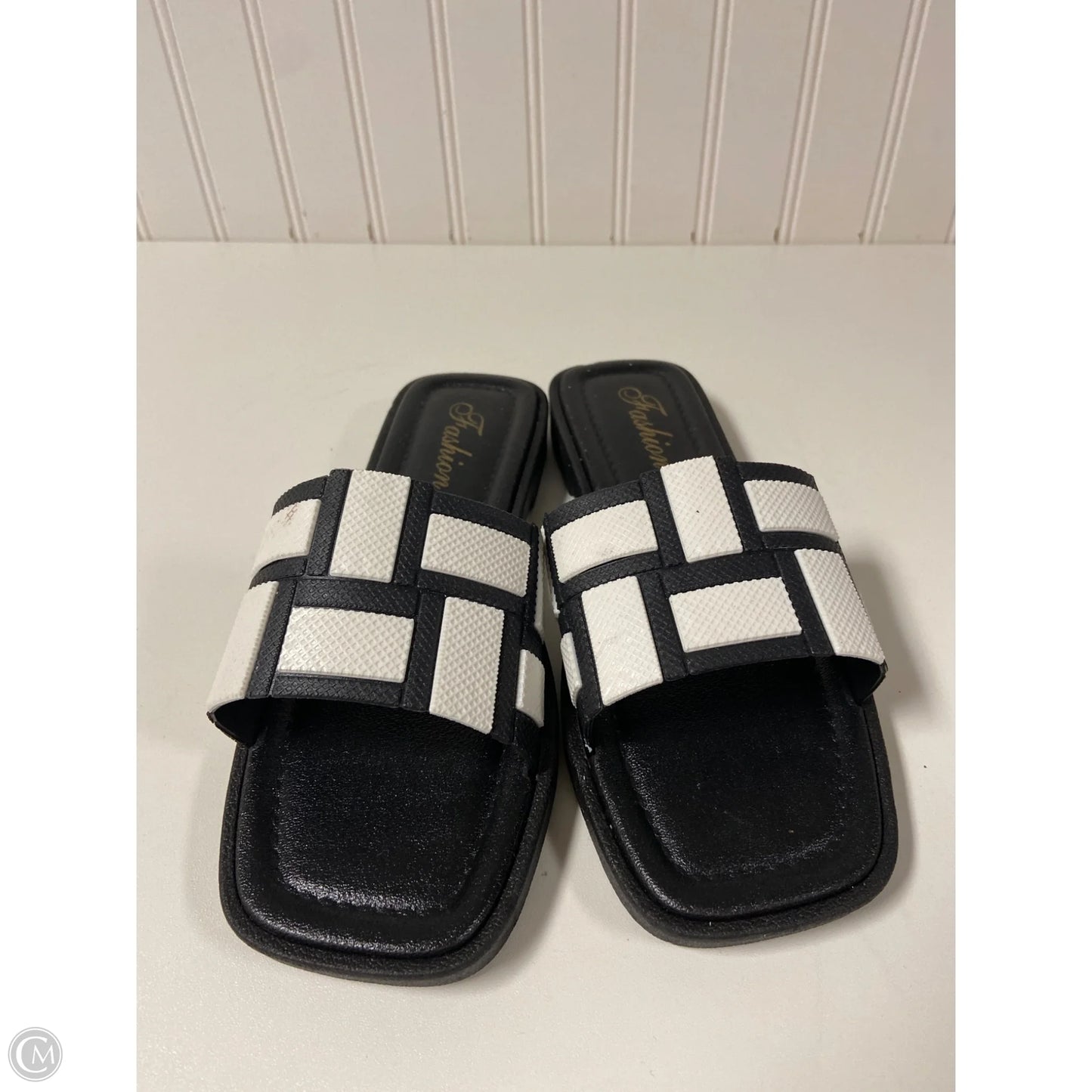 Sandals Flats By Clothes Mentor In Black & White, Size: 6.5