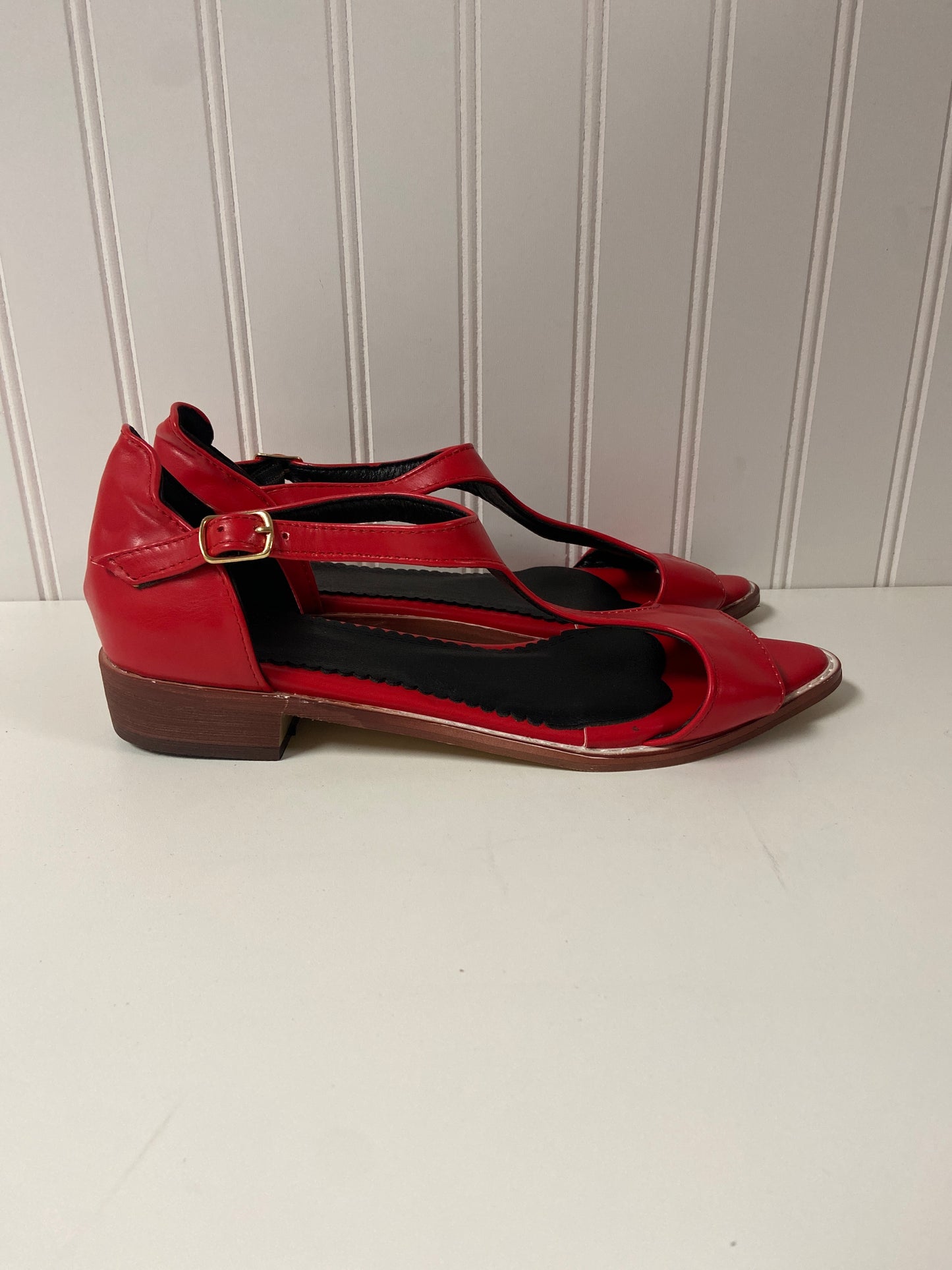 Sandals Flats By Clothes Mentor In Black & Red, Size: 7.5