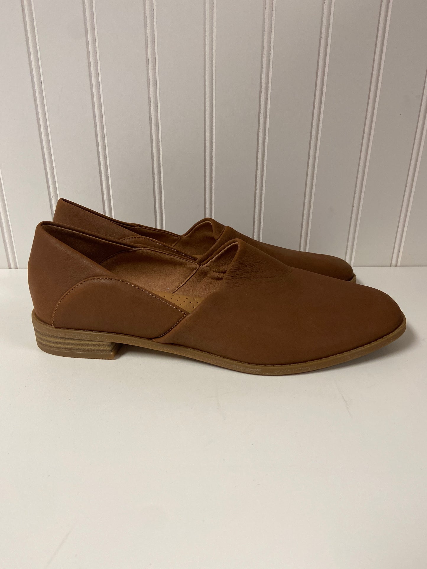 Shoes Flats By Clarks In Brown, Size: 9