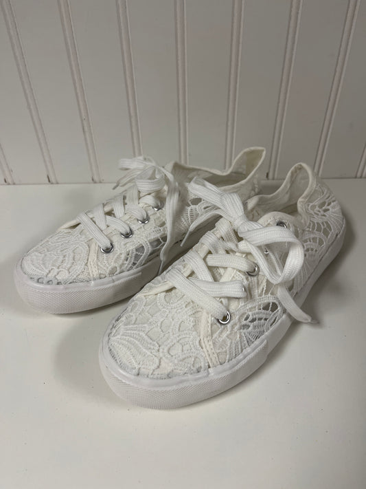 Shoes Sneakers By Clothes Mentor In White, Size: 6