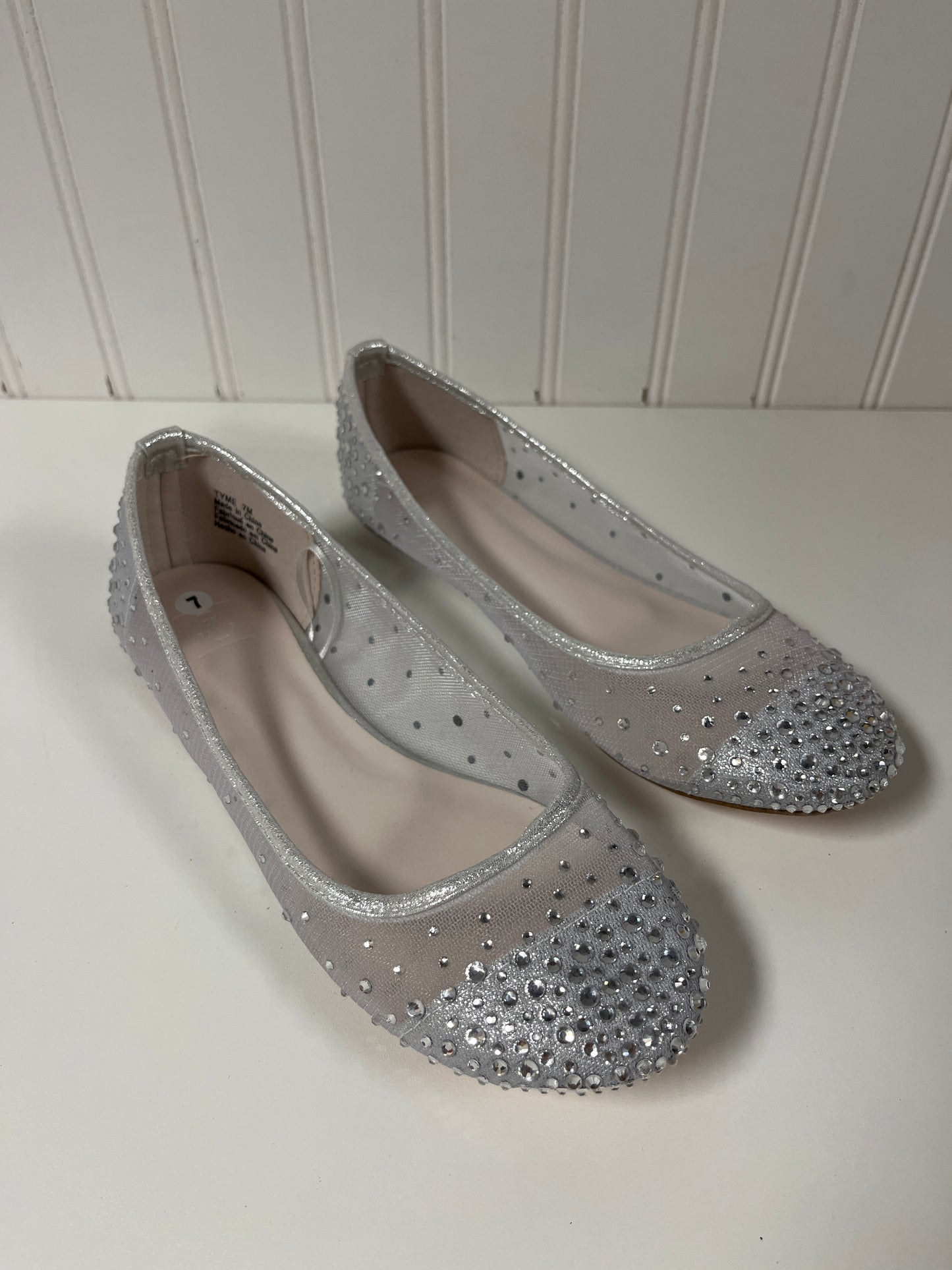 Shoes Flats By Clothes Mentor In Silver, Size: 7