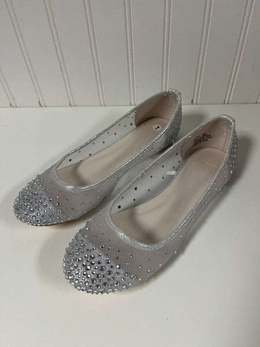 Shoes Flats By Clothes Mentor In Silver, Size: 7