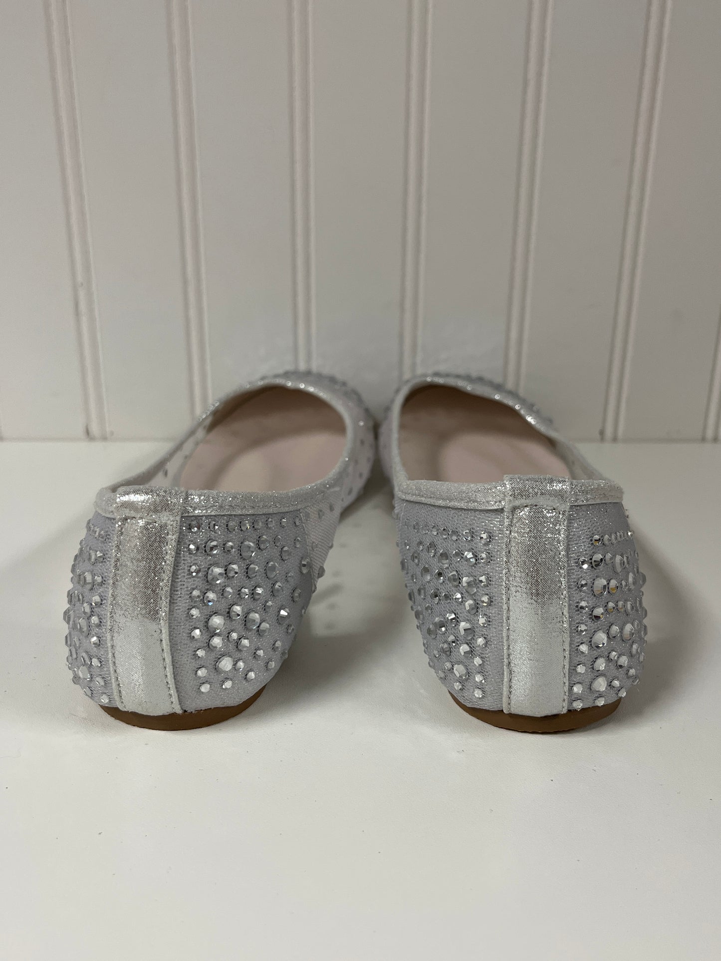 Shoes Flats By Clothes Mentor In Silver, Size: 7