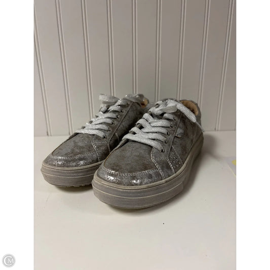 Shoes Sneakers By Clothes Mentor In Silver, Size: 10