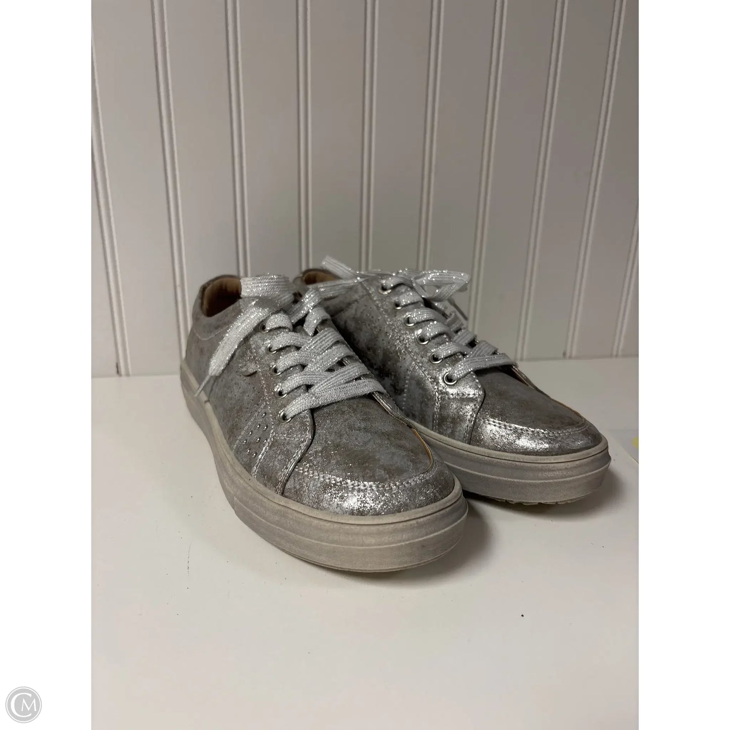 Shoes Sneakers By Clothes Mentor In Silver, Size: 10