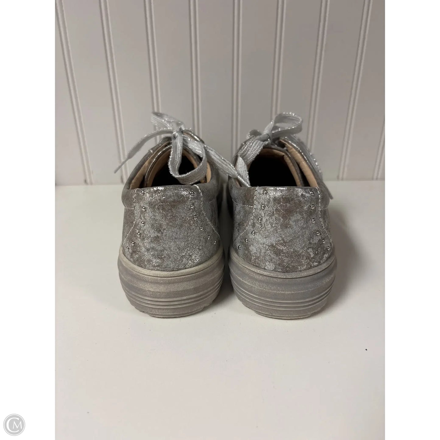 Shoes Sneakers By Clothes Mentor In Silver, Size: 10