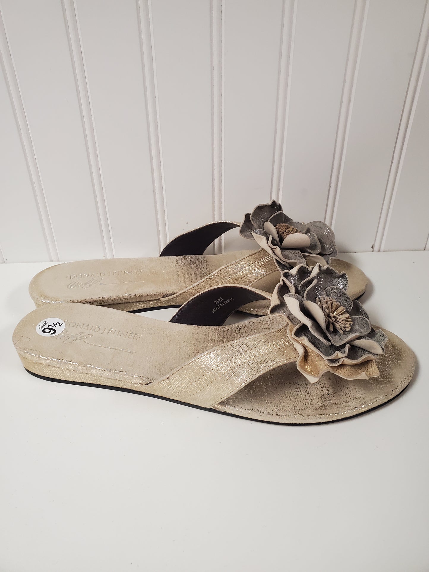 Sandals Flip Flops By Donald Pliner In Gold, Size: 9.5