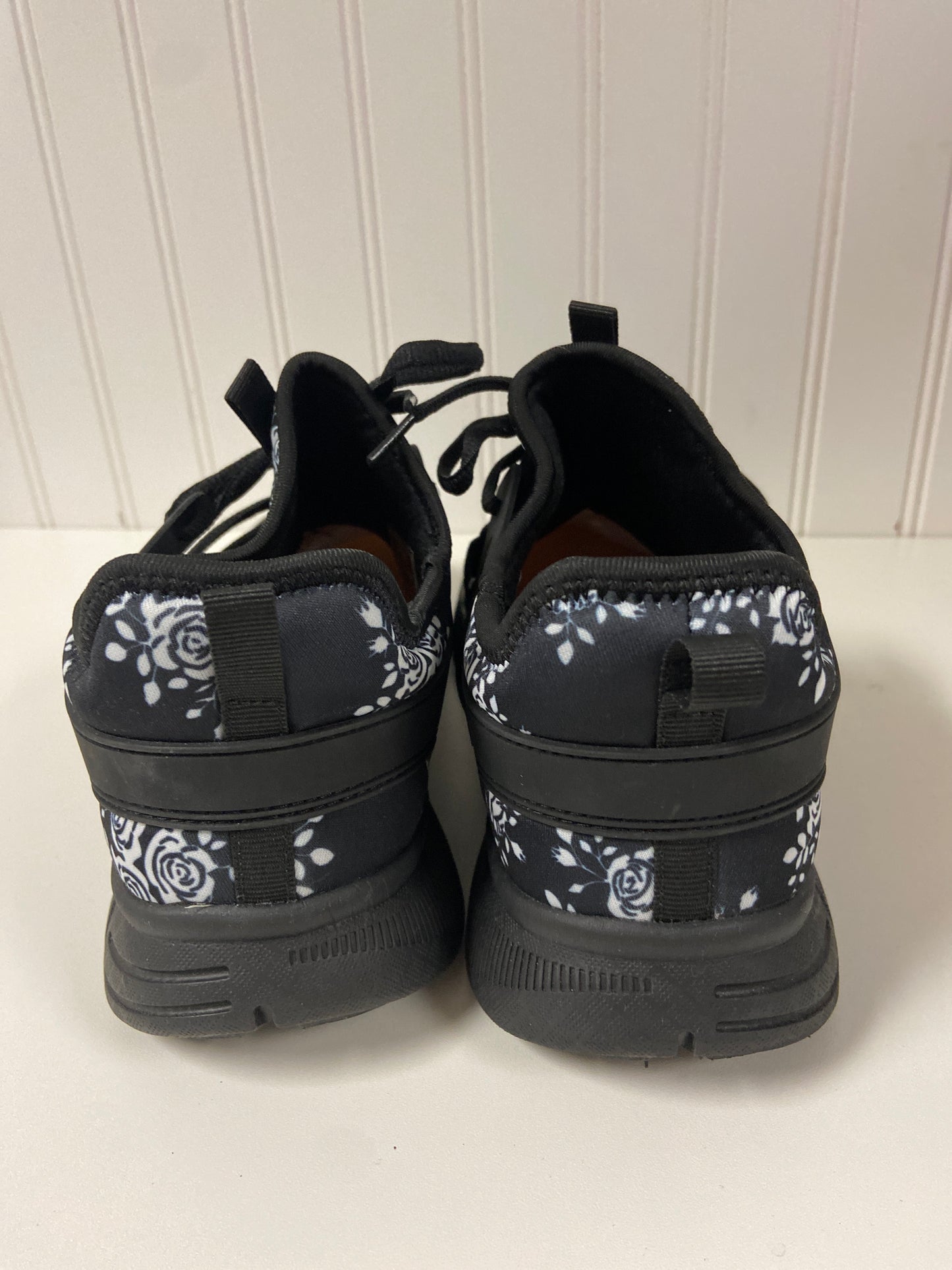 Shoes Sneakers By Clothes Mentor In Black, Size: 10.5