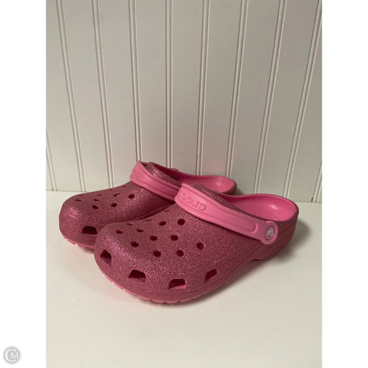 Sandals Flats By Crocs In Pink, Size: 6