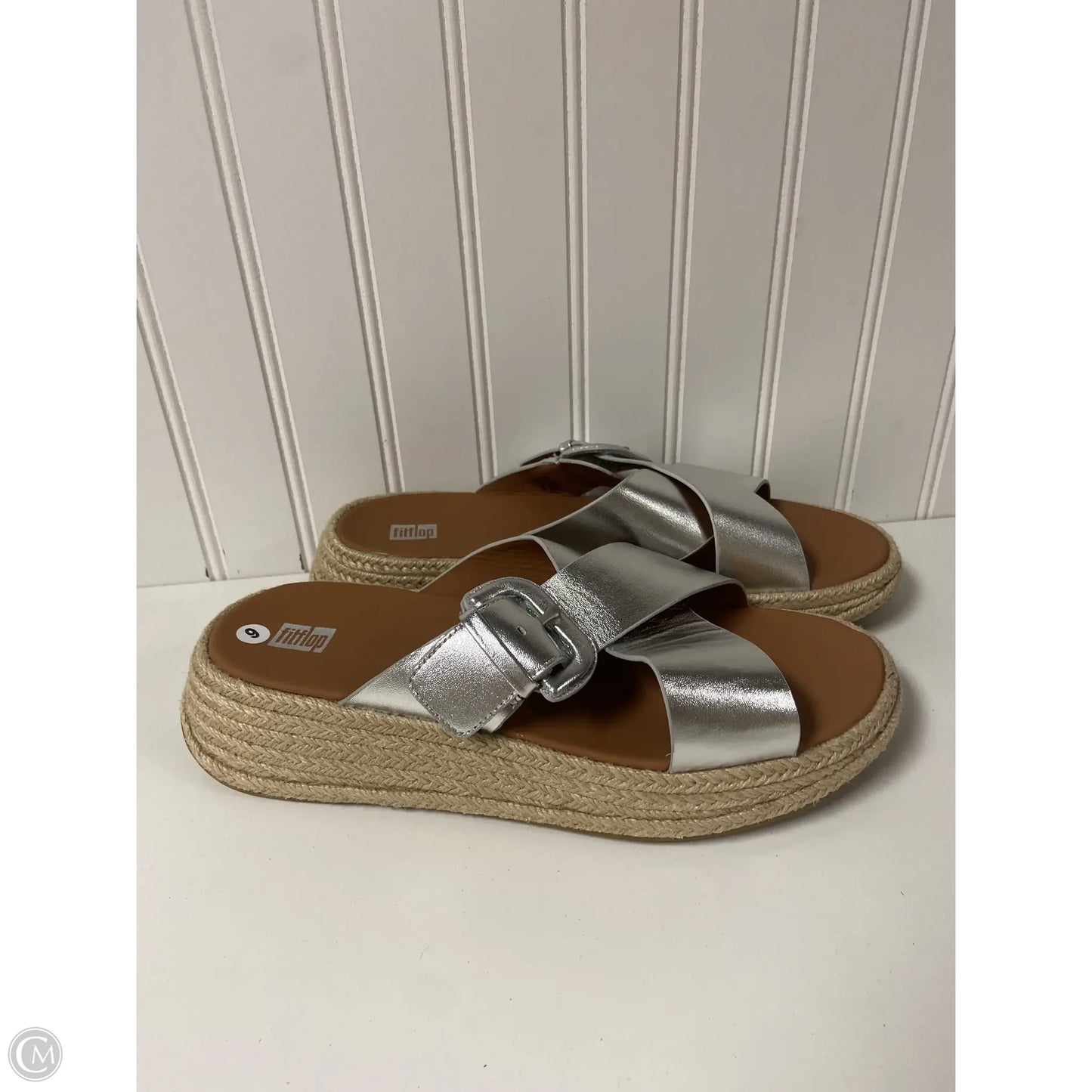 Sandals Flats By Fitflop In Silver & Tan, Size: 9