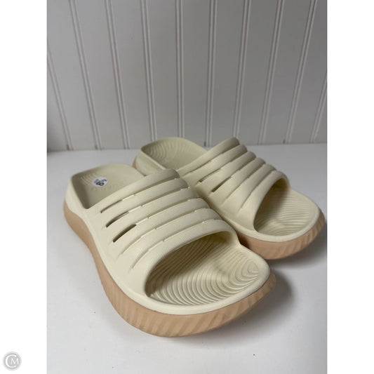 Sandals Flats By Clothes Mentor In Cream, Size: 8.5