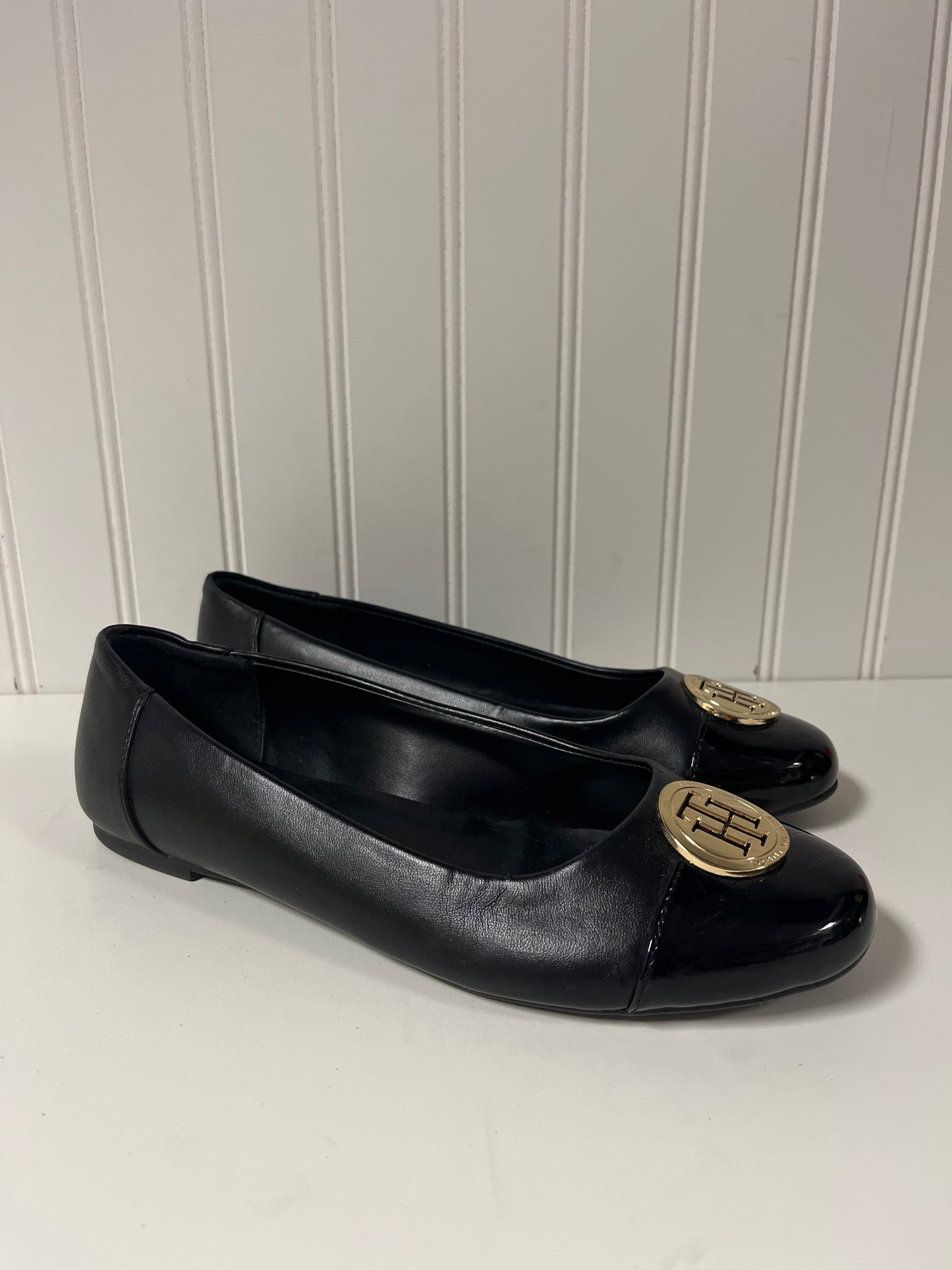 Shoes Flats By Tommy Hilfiger In Black & Gold, Size: 8