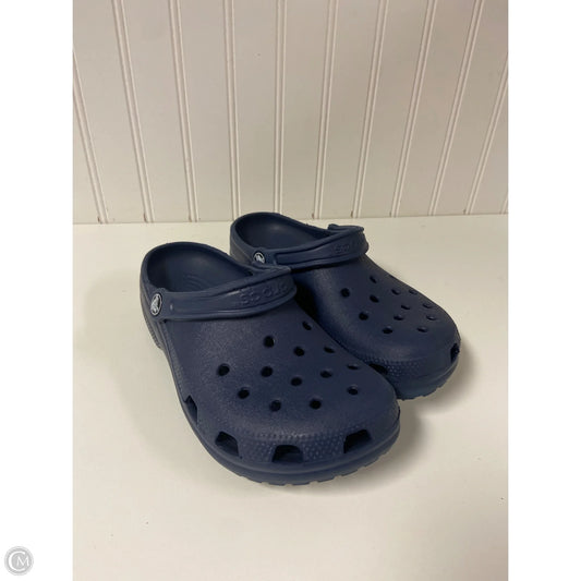 Shoes Flats By Crocs In Navy, Size: 9