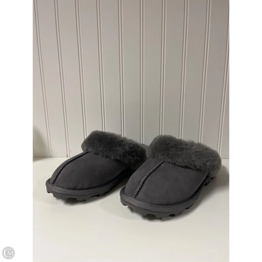 Slippers By Clothes Mentor In Grey, Size: 7