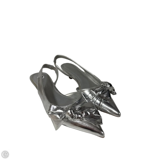 Shoes Heels Kitten By Clothes Mentor In Silver, Size: 6.5