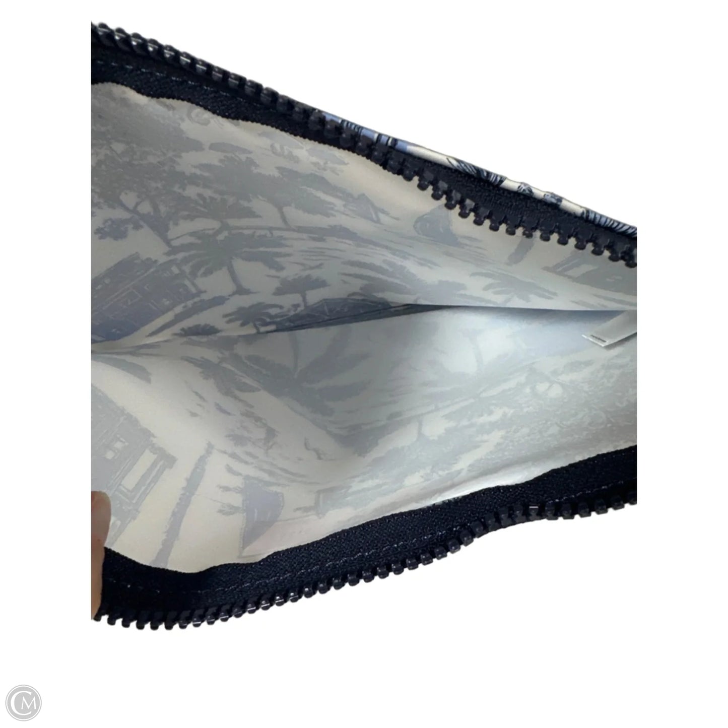 Makeup Bag By Vineyard Vines, Size: Medium