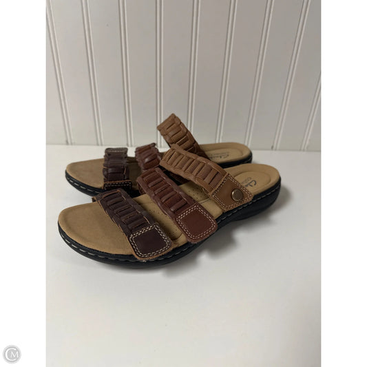 Sandals Flats By Clarks In Brown, Size: 6