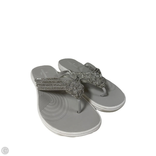 Shoes Flats By Clothes Mentor In Grey & White, Size: 7
