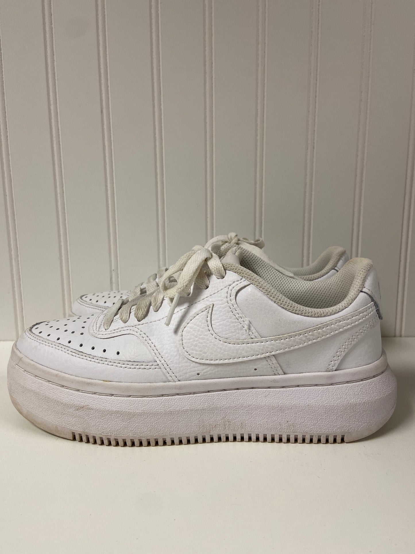 White Shoes Sneakers Nike, Size 7.5