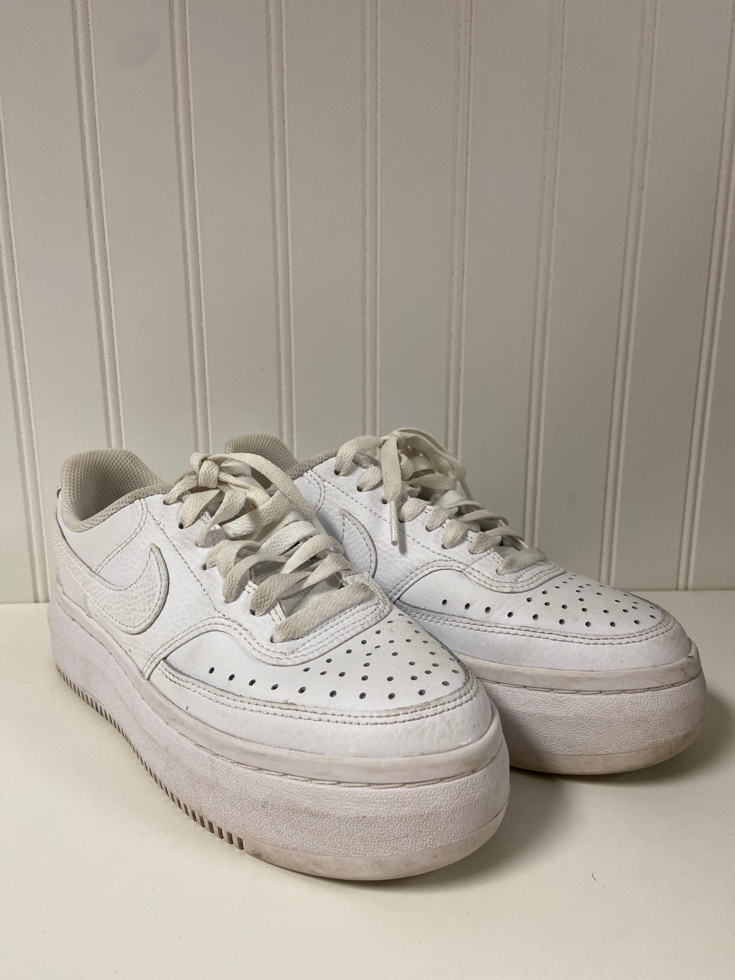 White Shoes Sneakers Nike, Size 7.5