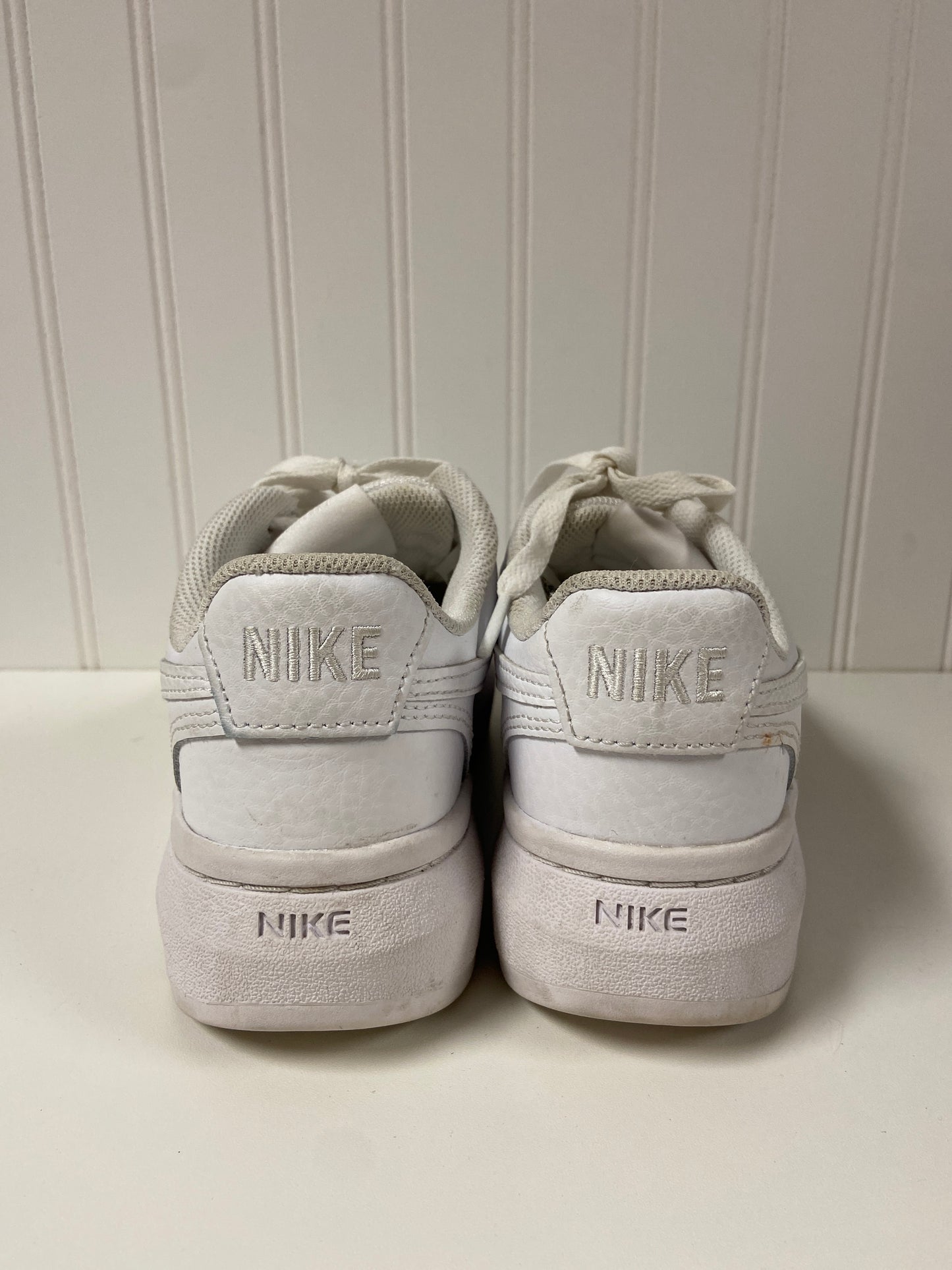 White Shoes Sneakers Nike, Size 7.5